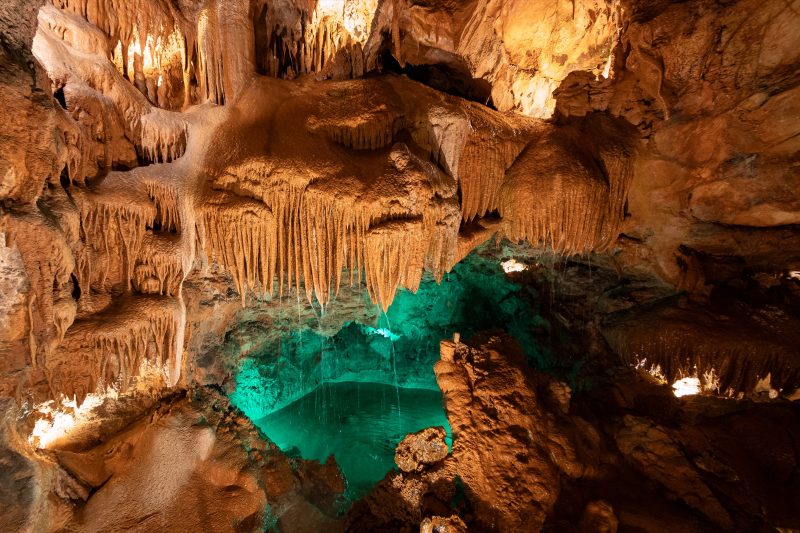Grottes Mira, Reportage